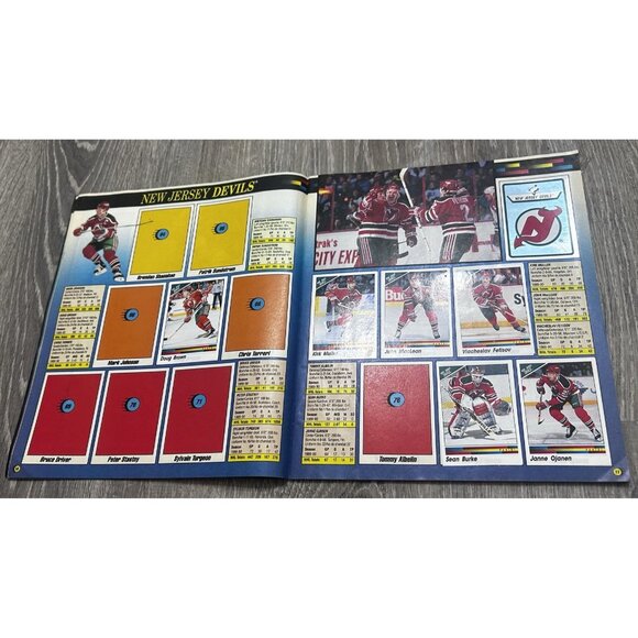 1990 PANINI NHL Hockey Sticker Album Wayne Gretzky Cover - Picture 4 of 9